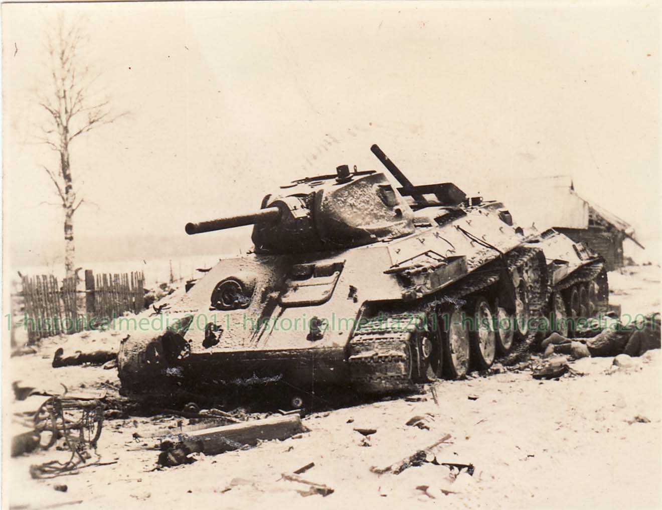 Подбитые советские танки. Танк т-34 в бою. Подбитые советские танки т-34. Танк т-34 битва под Москвой. Танк т 34 ВОВ.