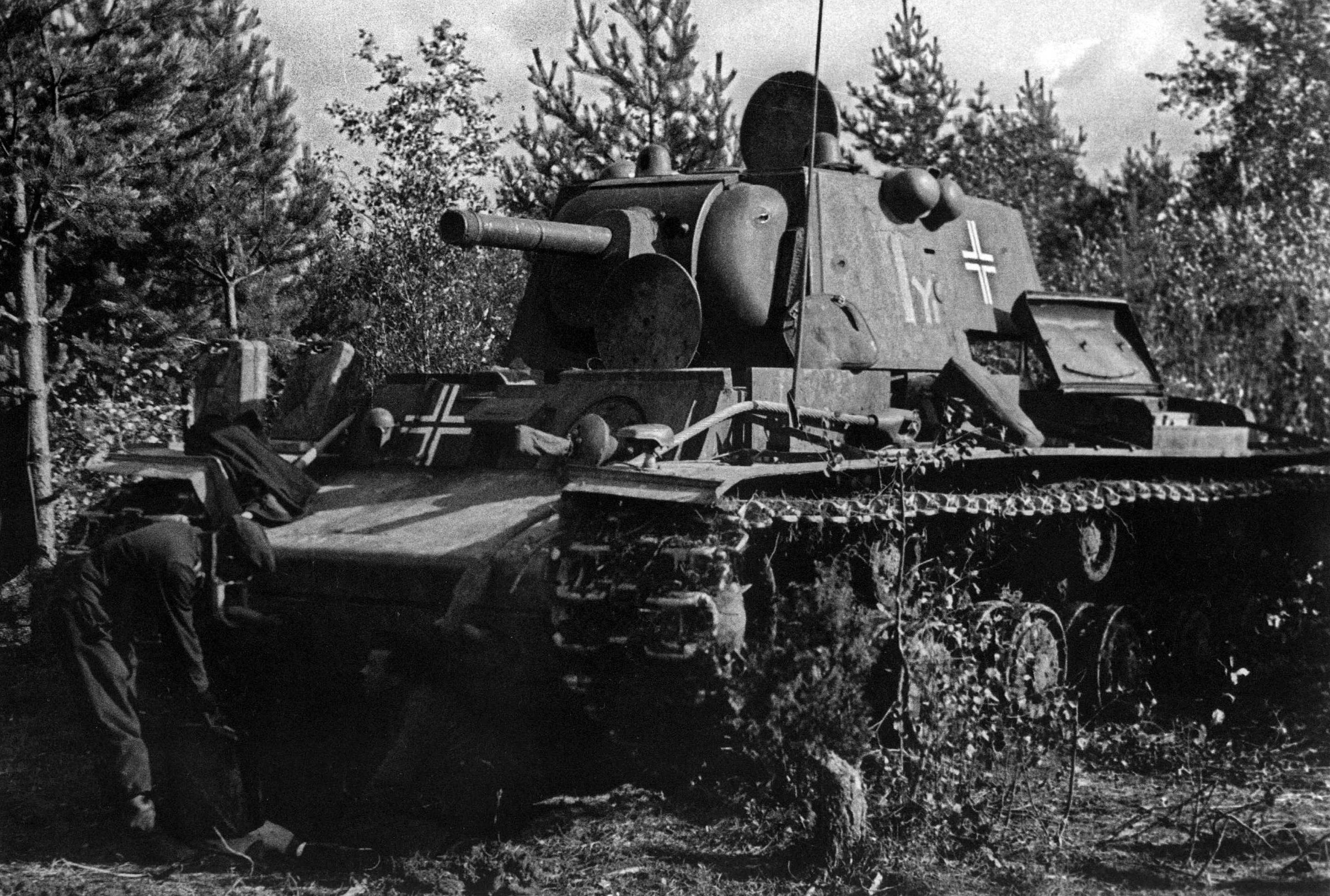 Захватили немецкий танк. Немецкий трофейный танк кв 1. Танк второй мировой войны кв1. Советский танк кв-1. Танк кв1 и немцы.