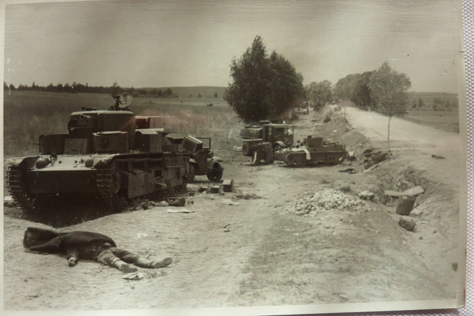 Войска западного фронта. Подбитые советские танки лето 1941. Дорога Белосток Слоним 1941. Зельва 1941 год. Зельвенская переправа 1941.